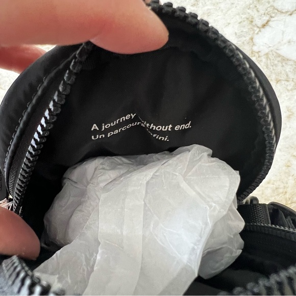 NWT Lululemon Team Canada 22 Future Legacy Crossbody Bag in Black - Picture 10 of 11